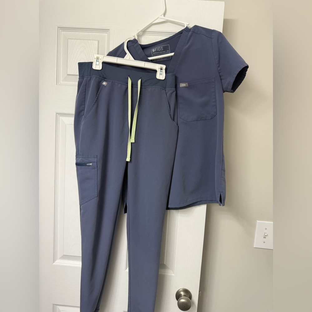 Women’s size XS figs, gentle used condition, scrub top and bottom